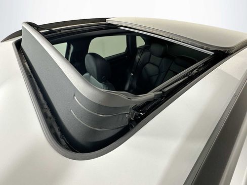 Certified 2025 Porsche Macan image 23