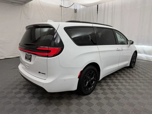 Used 2021 Chrysler Pacifica Limited w/ Uconnect Theater Family Group FWD image 5
