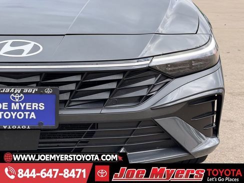 Used 2025 Hyundai Elantra SEL image 4