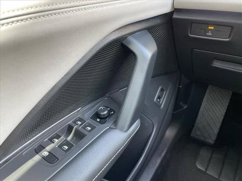 Used 2025 Volkswagen Tiguan SE w/ Panoramic Sunroof Package image 13