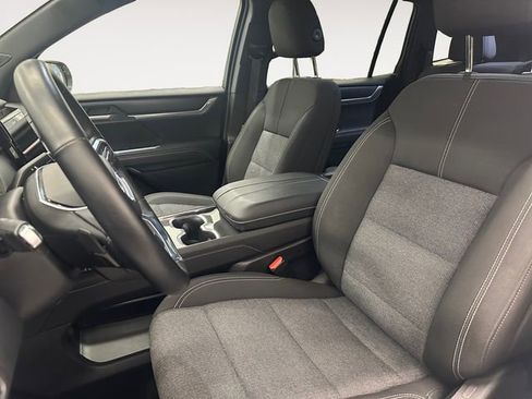 Used 2025 GMC Acadia Elevation image 9