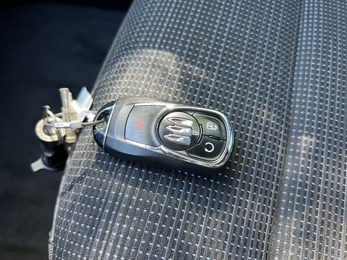 Used 2025 Buick Envista Preferred image 18