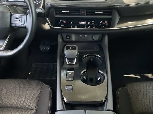 Used 2025 Nissan Rogue SV FWD image 12