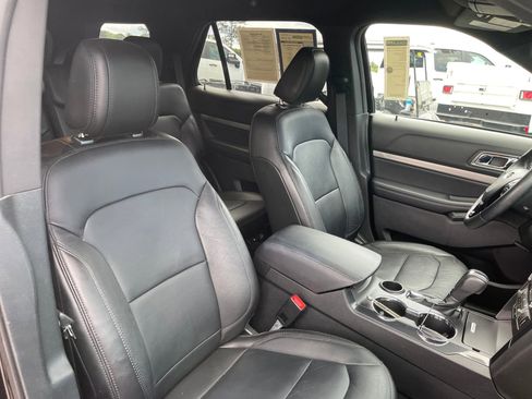 Used 2018 Ford Explorer XLT w/ Equipment Group 202A FWD image 27
