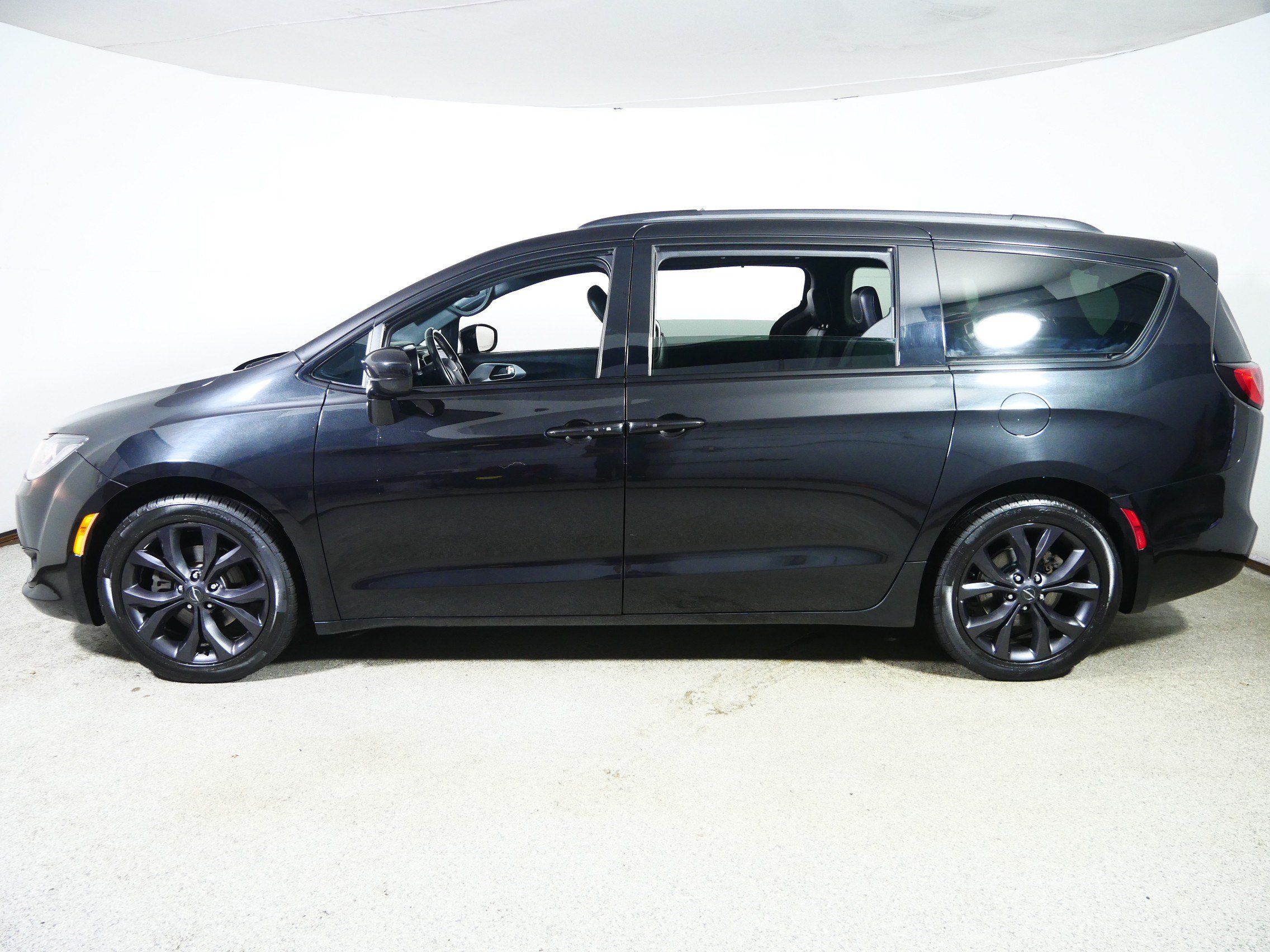 Used 2020 Chrysler Pacifica Touring-L FWD image 4