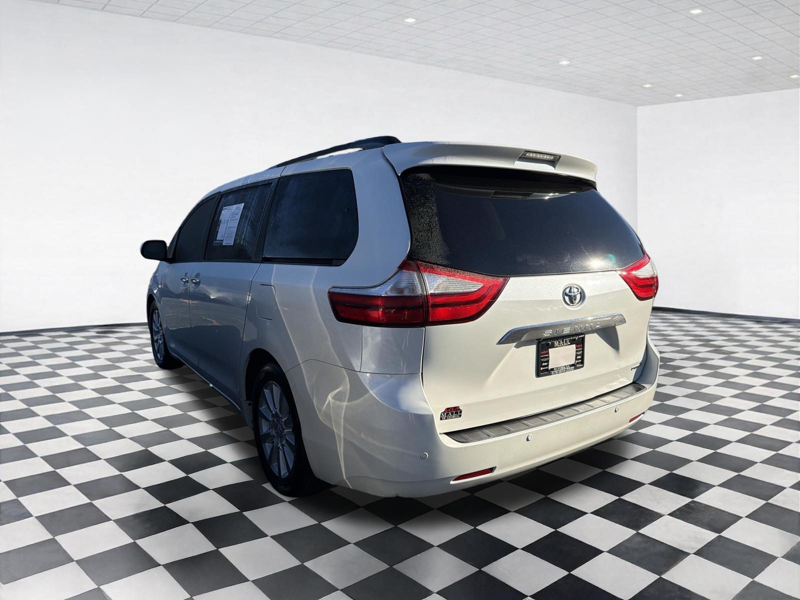 Used 2017 Toyota Sienna Limited Premium FWD image 6