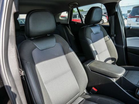 Used 2025 Chevrolet Trax LT FWD image 50