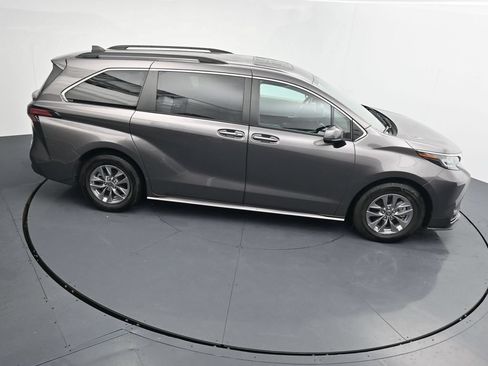 Used 2022 Toyota Sienna LE w/ LE Plus Package FWD image 33