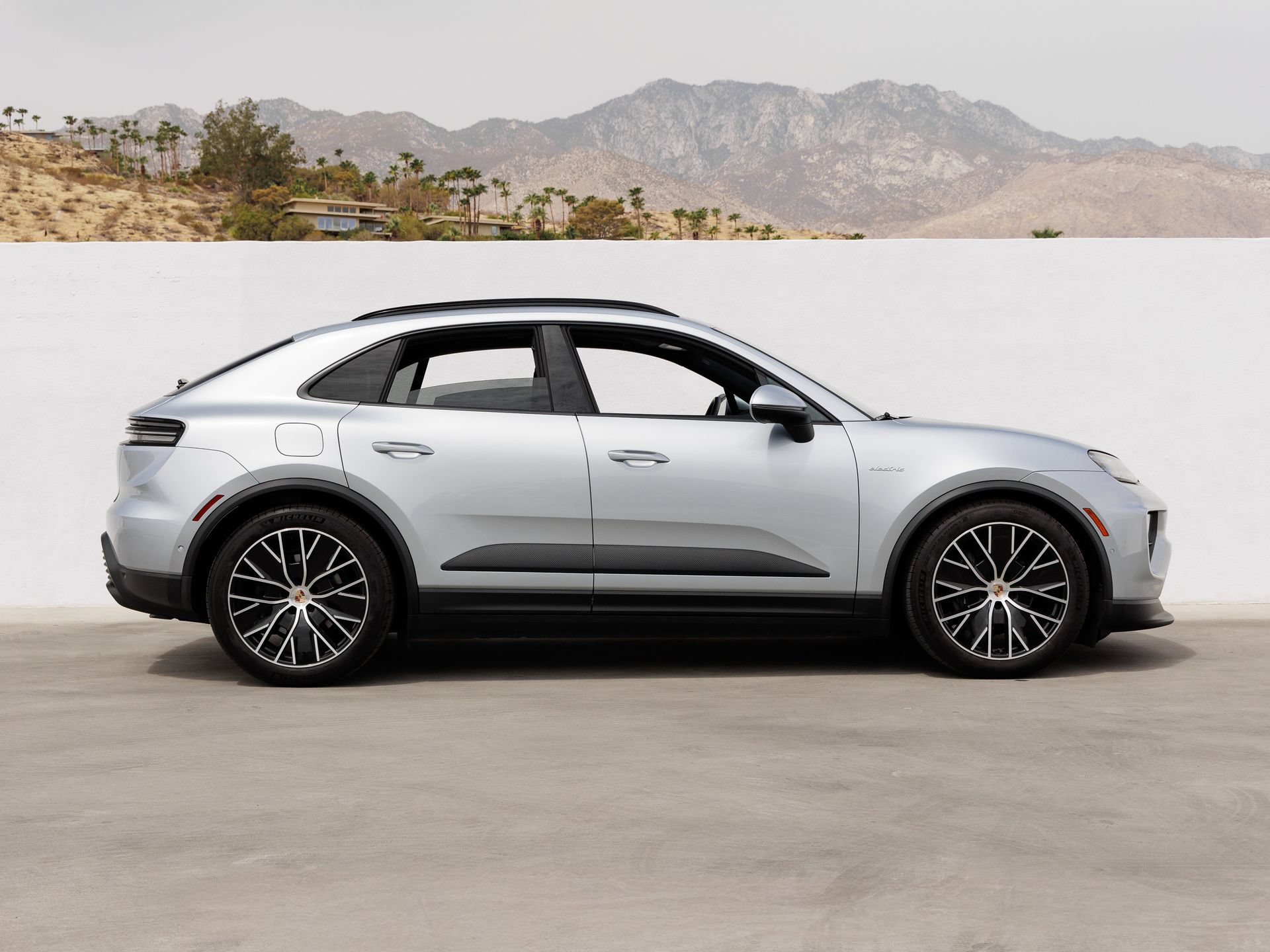 Certified 2025 Porsche Macan Electric RWD image 8