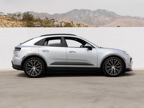 Used 2025 Porsche Macan Electric RWD image 8