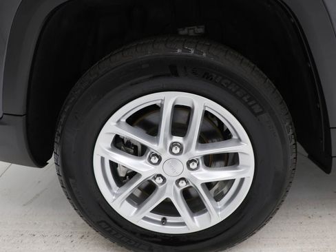 Used 2025 Jeep Grand Cherokee L Laredo image 9