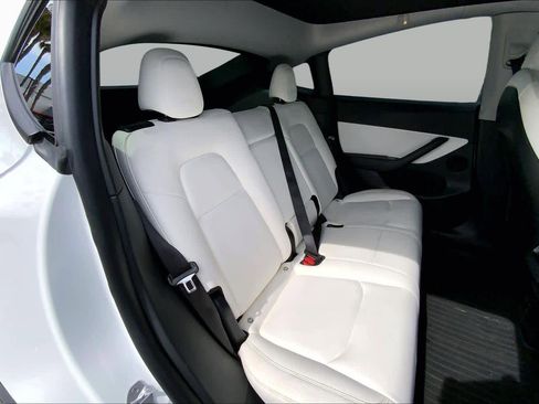 Used 2021 Tesla Model Y Long Range image 18