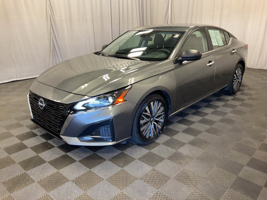 Used 2025 Nissan Altima 2.5 SV FWD image 8