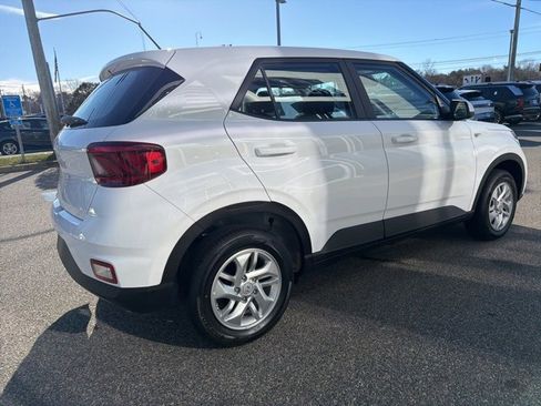 Certified 2025 Hyundai Venue SE image 6