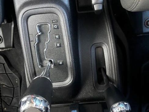 Used 2012 Jeep Wrangler Unlimited Rubicon w/ Connectivity Group AWD/4WD image 10