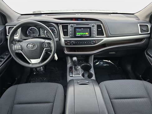 Used 2017 Toyota Highlander LE image 10