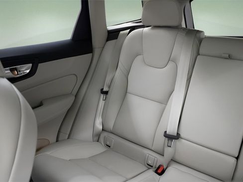 Certified 2024 Volvo XC60 T8 Ultimate w/ Protection Package Premier image 15