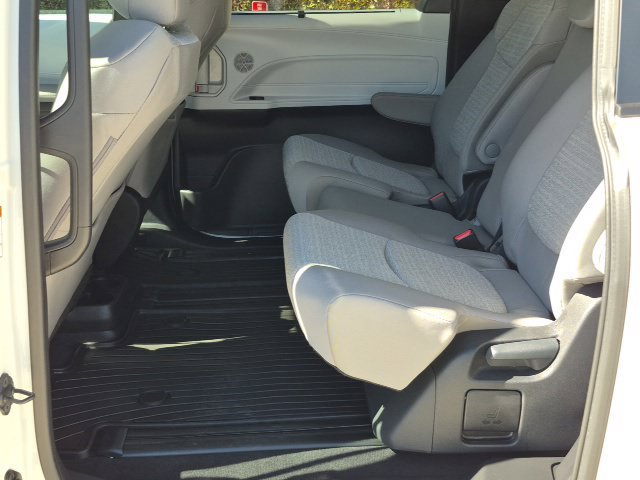 Used 2026 Toyota Sienna LE FWD image 18