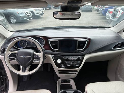 Used 2018 Chrysler Pacifica Limited w/ Advanced Safetytec Group FWD image 12