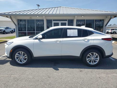 Used 2024 Buick Envista Preferred w/ Advanced Safety Package FWD image 2