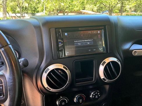 Used 2013 Jeep Wrangler Rubicon AWD/4WD image 8