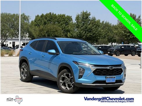 Used 2025 Chevrolet Trax LT w/ Driver Confidence Package FWD image 2