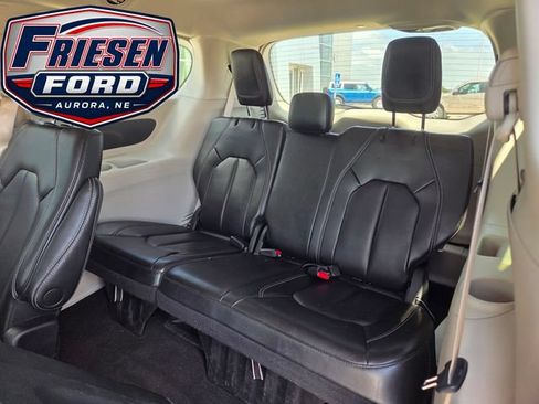 Used 2023 Chrysler Pacifica Touring-L FWD image 27
