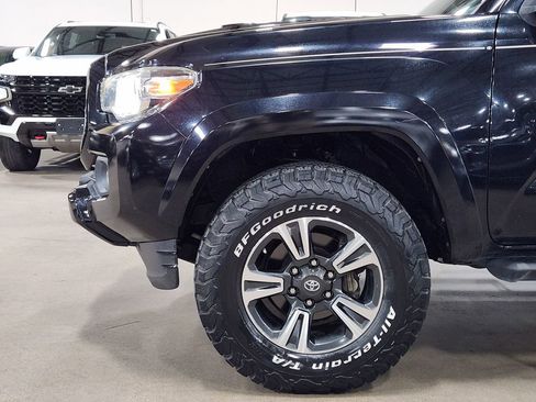 Used 2018 Toyota Tacoma TRD Sport w/ Technology Package image 5