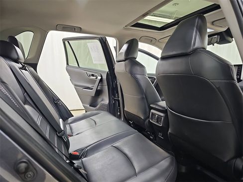 Used 2020 Toyota RAV4 Limited image 17