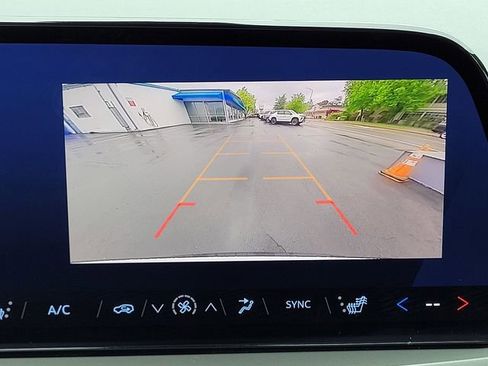 Used 2025 Chevrolet Traverse LT FWD image 11