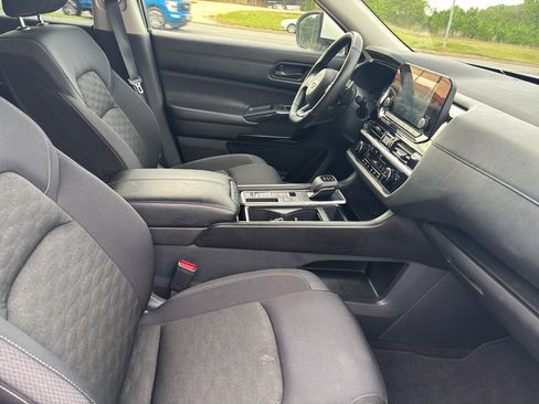 Used 2024 Nissan Pathfinder SV image 18