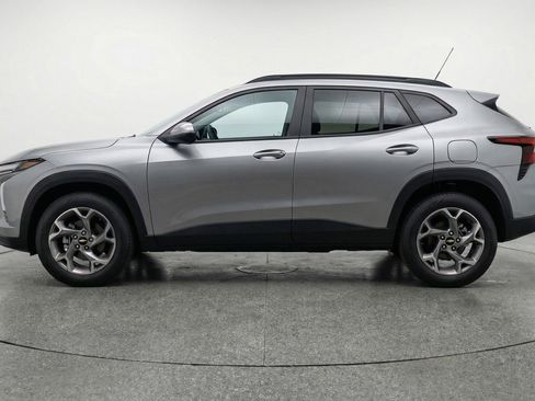 Used 2025 Chevrolet Trax LT w/ LT Convenience Package image 5