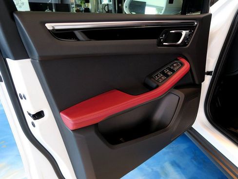 Used 2023 Porsche Macan image 12