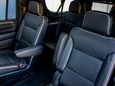 Used 2022 GMC Yukon XL SLT w/ SLT Premium Package image 23