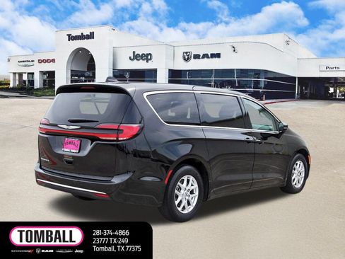 Used 2024 Chrysler Pacifica Touring-L FWD image 7