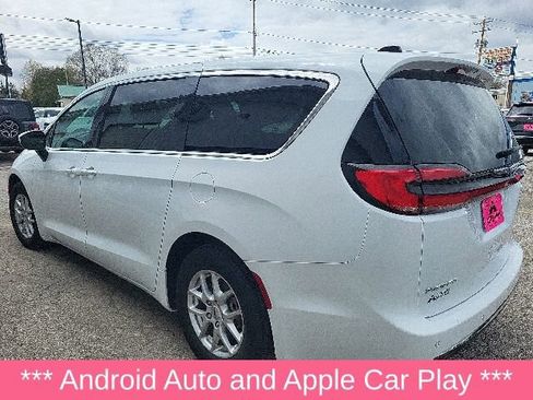 Used 2023 Chrysler Pacifica Touring-L FWD image 11