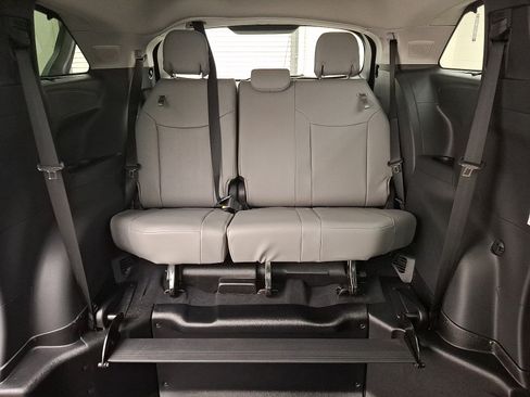 Used 2026 Toyota Sienna XLE FWD image 15