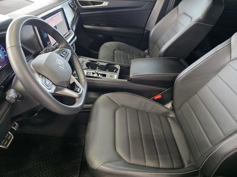 Used 2025 Volkswagen Atlas Cross Sport SEL R-Line AWD/4WD image 9