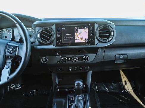 Used 2018 Toyota Tacoma TRD Sport image 13