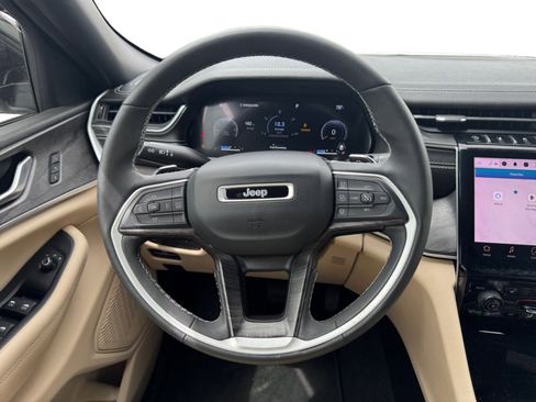 Used 2023 Jeep Grand Cherokee Limited image 13