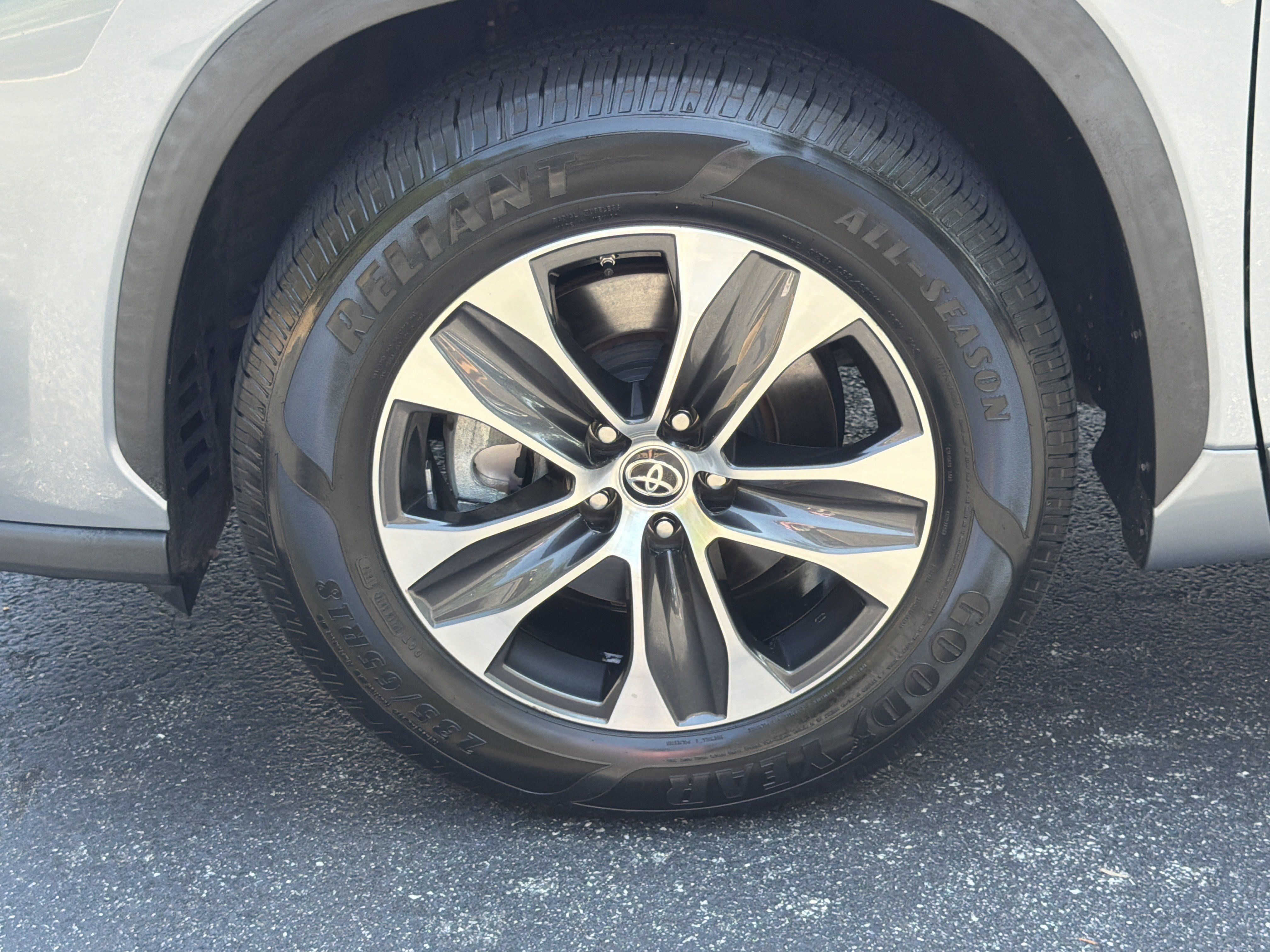 Used 2020 Toyota Highlander XLE FWD image 11