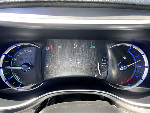 Used 2022 Chrysler Pacifica Limited w/ Uconnect Theater Family Group FWD image 15
