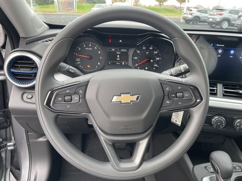 Certified 2025 Chevrolet Trax LS image 19