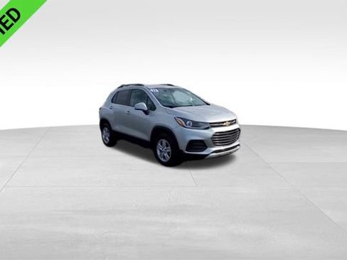Used 2022 Chevrolet Trax LT w/ LT Convenience Package image 3