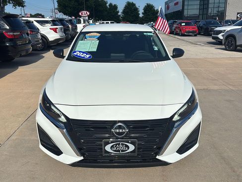 Used 2025 Nissan Altima 2.5 SV FWD image 2