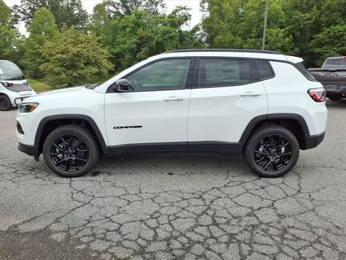 Used 2026 Jeep Compass Latitude AWD/4WD image 2