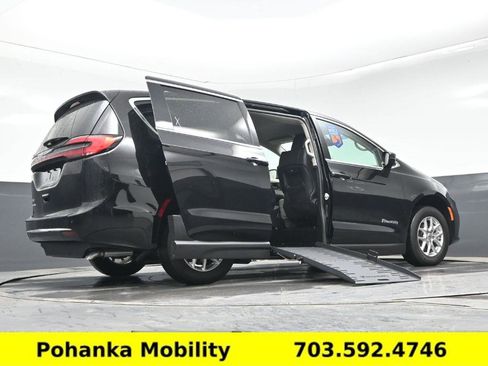 Used 2024 Chrysler Pacifica Touring-L image 15