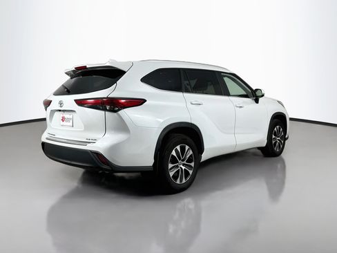 Used 2023 Toyota Highlander XLE AWD/4WD image 7