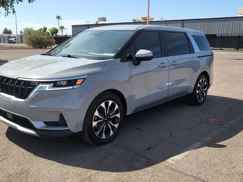 Used 2022 Kia Carnival EX FWD image 4