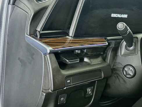 Used 2022 Cadillac Escalade Luxury RWD image 16
